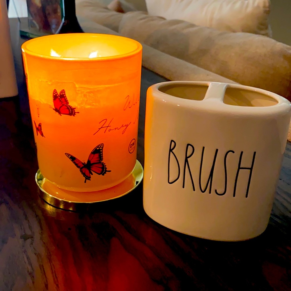 Toothbrush holder